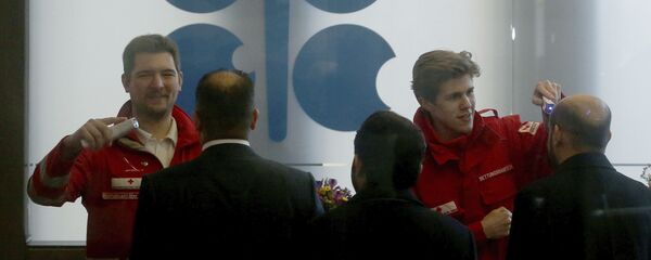 موظفو الطوارئ النمساويون يتفقدون درجة حرارة جسم المشاركين قبل اجتماع منظمة البلدان المصدرة للبترول (أوبك) في مقرهم الرئيسي في فيينا - سبوتنيك عربي