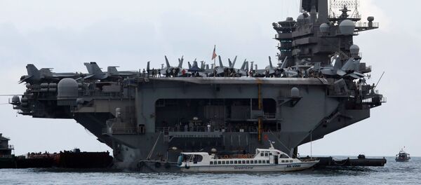 حاملة الطائرات ثيودور روزفلت (CVN-71) أثناء دخولها الميناء في دا نانغ في فيتنام - سبوتنيك عربي