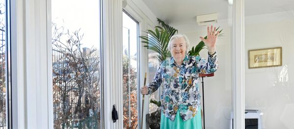 امرأة في مركز رعاية المسنين المصابين بالخرف في منزل زجاجي مصنوع بشكل خاص ضد الشعور بالوحدة بسبب حظر الزيارة بسبب مرض فيروس كورونا في فاسينار في هولندا - سبوتنيك عربي