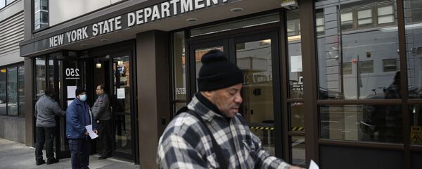 موظفو وزارة العمل الأمريكية يبعدون زوار الوزارة عند الباب بسبب عمليات الإغلاق بسبب مخاوف تتعلق بفيروس كورونا حيث تتزايد طلبات الحصول على إعانات البطالة في بعض الولايات - سبوتنيك عربي