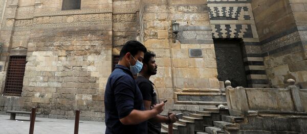 مواطن يرتدي كمامة في أحد شوارع القاهرة التاريخية - كورونا - مصر  - سبوتنيك عربي