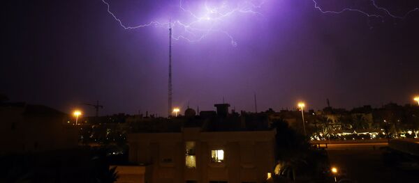 وميض برق في السماء فوق منطقة الرميثية في مدينة الكويت خلال عاصفة، الكويت 7 أبريل 2020 - سبوتنيك عربي