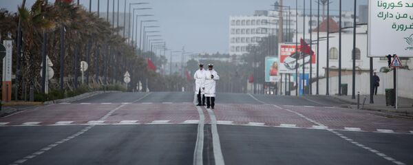 عناصر من الشرطة المغربية، أثناء الخدمة، في أعقاب مرض فيروس كورونا (كوفيد-19) في الدار البيضاء، المغرب ، 24 مارس / آذار 2020 - سبوتنيك عربي