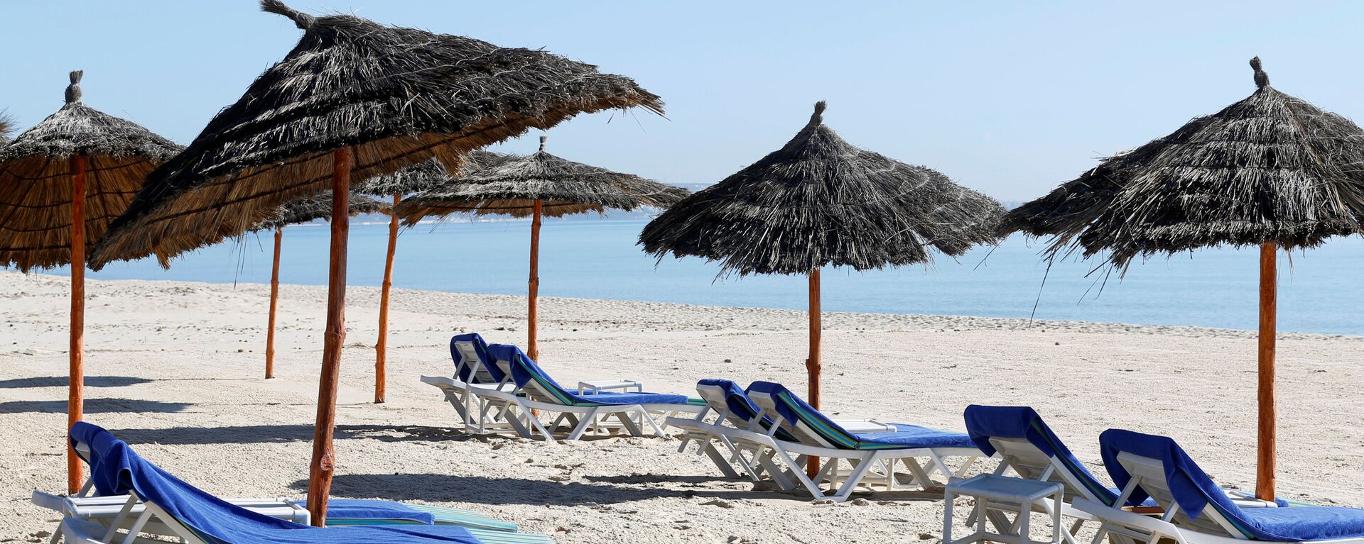شاطئ خالي من السياح بالقرب من فندق هاسدرابل في مدينة الحمامات، تونس 12 مارس / آذار 2020 - سبوتنيك عربي, 1920, 18.04.2021