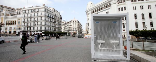 يُرى في أحد شوارع مدينة الجزائر العاصمة، مغسلة مع مطهرات لتعقيم الأيدي، عقب انتشار مرض فيروس كورونا، في الجزائر، 21 مارس / آذار  - سبوتنيك عربي