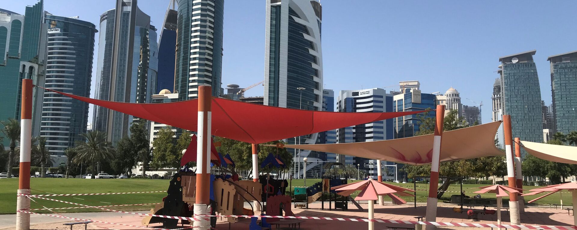 مشهد عام على ساحة للأطفال فارغة، في أعقاب تفشي مرض فيروس كورونا (كوفيد-19) في الدوحة، قطر  17 آذار/ مارس 2020 - سبوتنيك عربي, 1920, 14.12.2021