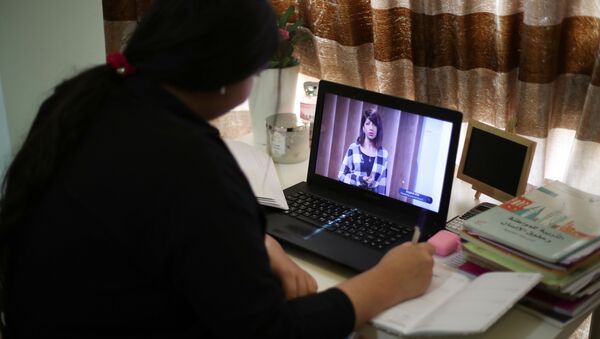 طالبة من المدرسة الحكومية أثناء التعليم في المنزل عبر الإنترنت، في أعقاب تفشي مرض فيروس كورونا (كوفيد-19) في المنامة، البحرين 25 مارس / آذار 2020 - سبوتنيك عربي