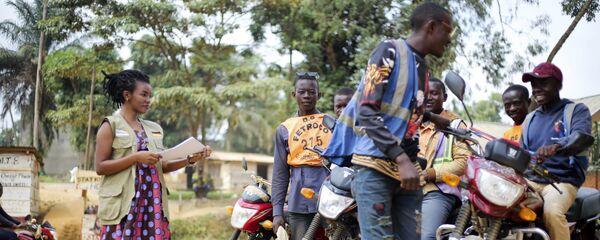  مارتين ميلوند ناشطة مجتمعي كونغولية تعمل مع مجموعة المساعدة World Vision في بيني بشرق الكونغو والتي أصبحت مركز تفشي الإيبولا تشرك الجمهور في الوقاية من فيروس كورونا - سبوتنيك عربي