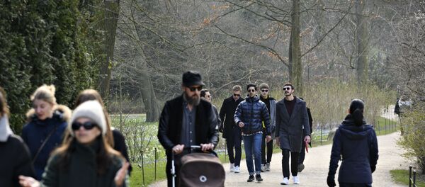 مواطنين في الدنمارك في حديقة عامة مواطنين في الدنمارك في حديقة عامة - سبوتنيك عربي