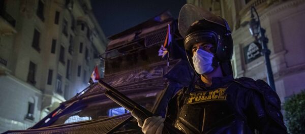 قوات الأمن المصرية تطوق الطرق خلال ساعات حظر التجول كإجراءات وقائية بسبب تفشي فيروس كورونا المستجد في القاهرة - سبوتنيك عربي