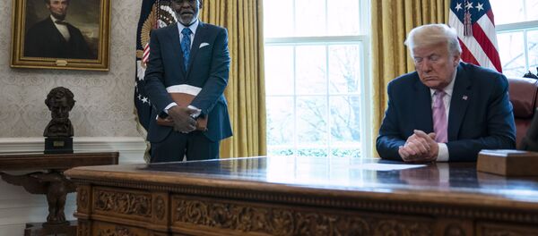 الرئيس دونالد ترامب يصلي خلال حفل مباركة لعيد الفصح مع المطران هاري جاكسون في المكتب البيضاوي بالبيت الأبيض الرئيس دونالد ترامب يصلي خلال حفل مباركة لعيد الفصح مع المطران هاري جاكسون في المكتب البيضاوي بالبيت الأبيض - سبوتنيك عربي