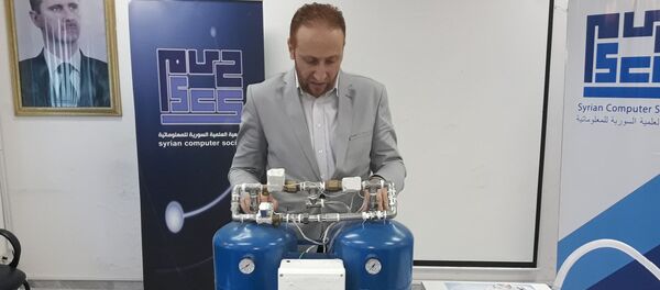 الشاب السوري محمد ياسين مع جهاز منفسة محلي الصنع - سبوتنيك عربي