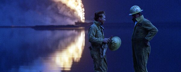 رجال إطفاء بئر نفط من شركة أمريكية بينما احتراق رأس بئر خارج نطاق السيطرة عبر بحيرة من النفط الخام في حقل نفط الأحمدي بالكويت رجال إطفاء بئر نفط من شركة أمريكية بينما احتراق رأس بئر خارج نطاق السيطرة عبر بحيرة من النفط الخام في حقل نفط الأحمدي بالكويت - سبوتنيك عربي