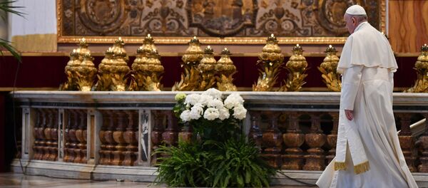 البابا فرنسيس يغادر بازيليك القديس بطرس دون مشاركة عامة بسبب تفشي مرض فيروس كورونا في عيد الفصح الأحد في الفاتيكان 12 أبريل 2020 - سبوتنيك عربي