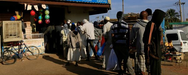 الزبائن يصطفون لشراء الخبز في مخبز في الخرطوم الزبائن يصطفون لشراء الخبز في مخبز في الخرطوم - سبوتنيك عربي