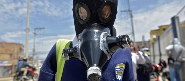 طالب كولومبي يرتدي قناعا للوقاية من عدوى فيروس كورونا في سوتشا، كولومبيا 11 مارس 2020 - سبوتنيك عربي