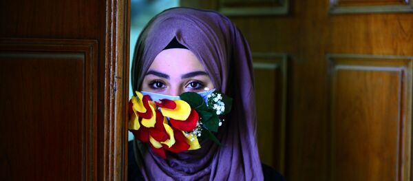 فتاة ترتدي قناعا للوقاية من عدوى فيروس كورونا في النجف، العراق 21 مارس 2020 فتاة ترتدي قناعا للوقاية من عدوى فيروس كورونا في النجف، العراق 21 مارس 2020 - سبوتنيك عربي