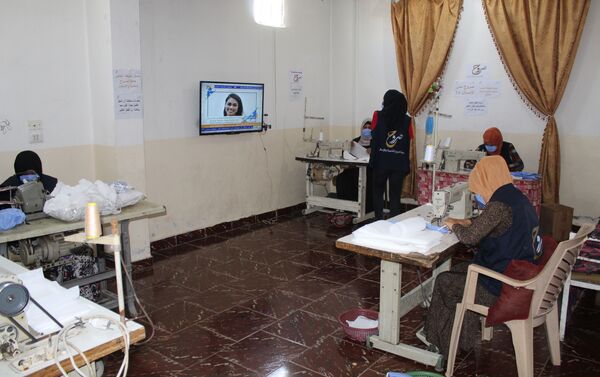 مشغل خیاطة یوزع الكمامات على سكان إحدى المدن السوریة مجانا - سبوتنيك عربي