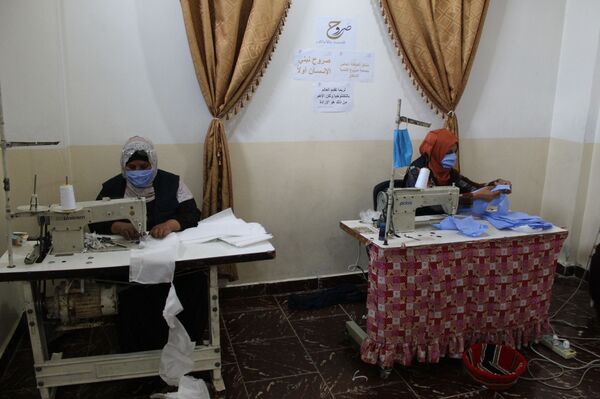مشغل خياطة يوزع الكمامات على سكان إحدى المدن السورية مجانا... صور وفيديو - سبوتنيك عربي