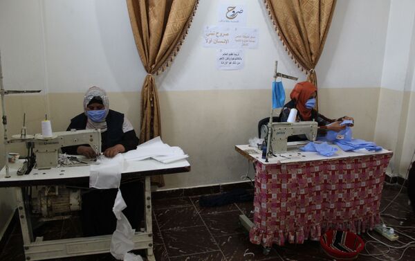 مشغل خیاطة یوزع الكمامات على سكان إحدى المدن السوریة مجانا - سبوتنيك عربي