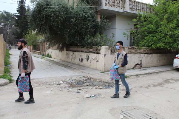 مشغل خياطة يوزع الكمامات على سكان إحدى المدن السورية مجانا... صور وفيديو - سبوتنيك عربي