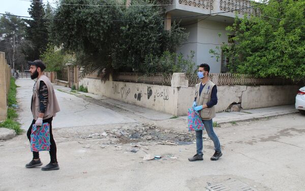 مشغل خیاطة یوزع الكمامات على سكان إحدى المدن السوریة مجانا - سبوتنيك عربي