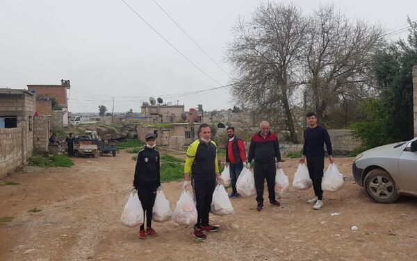 مشغل خیاطة یوزع الكمامات على سكان إحدى المدن السوریة مجانا - سبوتنيك عربي