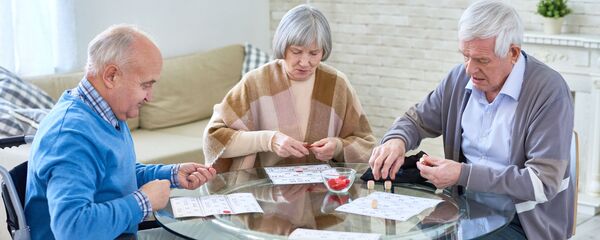 مجموعة من كبار السن يلعبون لعبة اللوتو مجموعة من كبار السن يلعبون لعبة اللوتو - سبوتنيك عربي