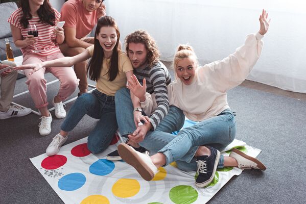 مجموعة من الشباب يلعبون لعبة تويستر - سبوتنيك عربي