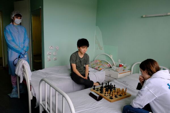 شخصان يلعبان الشطرنج - سبوتنيك عربي