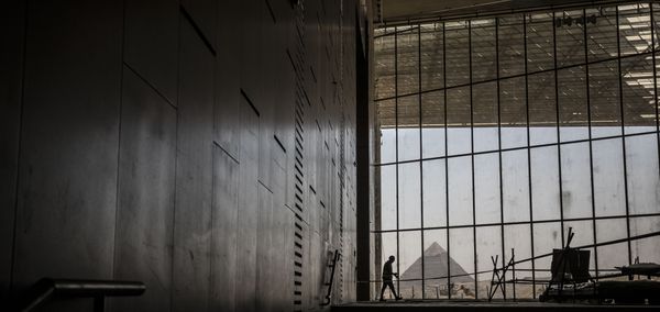  مشهد يطل على هرم خفرع من نافذة المتحف المصري الكبير، الذي شيد حديثا في الجيزة بضواحي  القاهرة ، 13 أبريل 2020. - سبوتنيك عربي