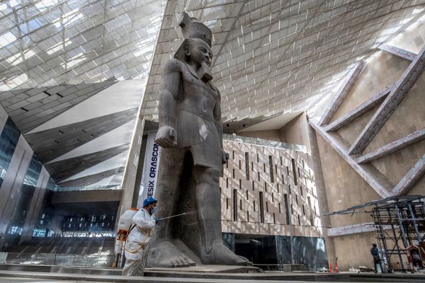  تعقيم تمثال رمسيس الثاني ضد فيروس كورونا في المتحف المصري الكبير، الذي شيد حديثا في الجيزة بضواحي  القاهرة ، 13 أبريل 2020. - سبوتنيك عربي