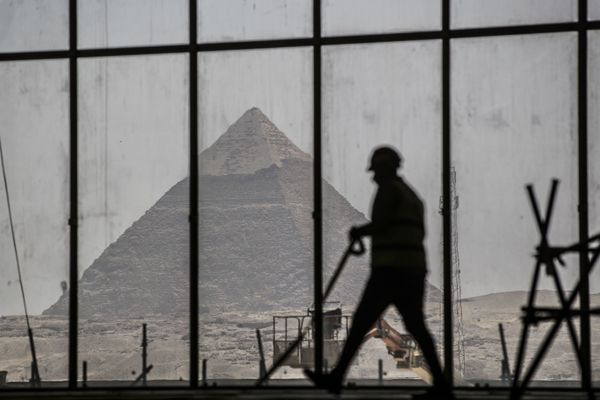  مشهد يطل على هرم خفرع من نافذة المتحف المصري الكبير، الذي شيد حديثا في الجيزة بضواحي  القاهرة ، 13 أبريل 2020. - سبوتنيك عربي