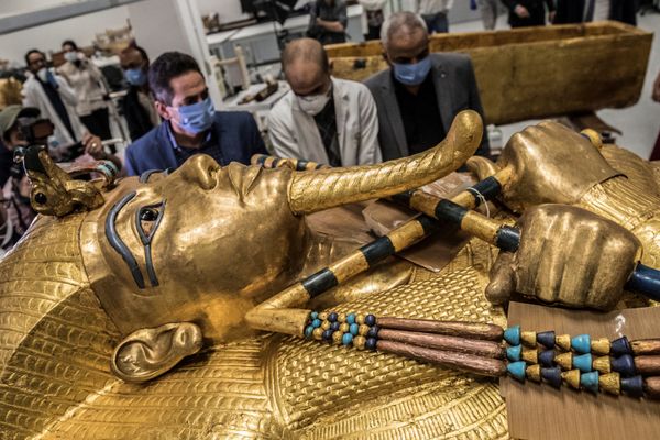  علماء آثار مصريون يرتدون الكمامات الحماية  من عدوى كورونا، خلال ترميم التابوت الذهبي للفرعون توت عنخ آمون (الذي حكم بين 1342 إلى 1325 ق.م.) في معمل الترميم بالمتحف المصري الكبير، الذي شيد حديثا في الجيزة بضواحي  القاهرة ، 13 أبريل 2020. - سبوتنيك عربي