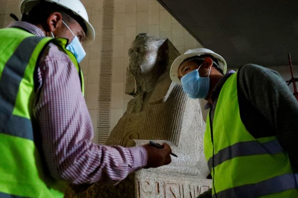  موظفون يرتدون كمامات طبية لتفادي الإصابة بفيروس كورونا  في المتحف المصري الكبير، الذي شيد حديثا في الجيزة بضواحي  القاهرة ، 13 أبريل 2020. - سبوتنيك عربي