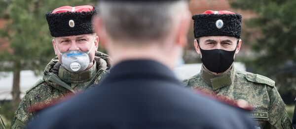 أفراد من جماعة القوزاق يشاركون الشرطة الروسية في دوريات بشوارع روزي خلال تطبيق نظام العزل الذاتي وتصاريح  المرور في ضواحي موسكو، 13 أبريل 2020 - سبوتنيك عربي