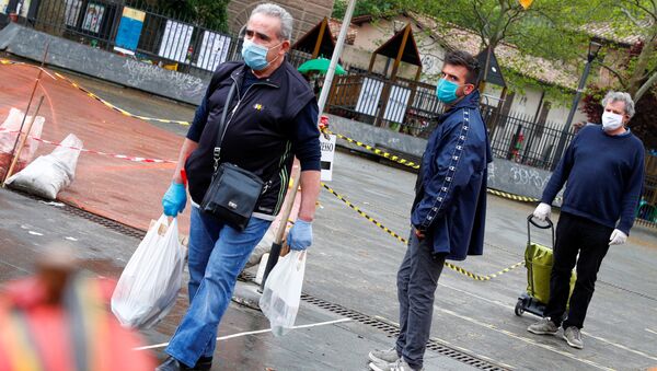 يصطف العملاء في سوق حيث يتم تطبيق قيود جديدة على أسواق الهواء الطلق لمنع انتشار مرض فيروس كورونا في روما  - سبوتنيك عربي