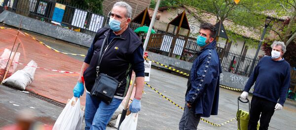 يصطف العملاء في سوق حيث يتم تطبيق قيود جديدة على أسواق الهواء الطلق لمنع انتشار مرض فيروس كورونا في روما  - سبوتنيك عربي