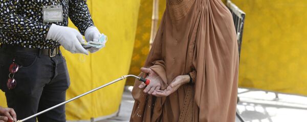 التعقيم و التطهير في إطار الإجراءات الوقائية ضد كورونا في باكستان، أبريل 2020 التعقيم و التطهير في إطار الإجراءات الوقائية ضد كورونا في باكستان، أبريل 2020 - سبوتنيك عربي