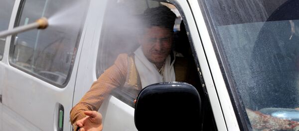 التعقيم و التطهير في إطار الإجراءات الوقائية ضد كورونا في اليمن، أبريل 2020 - سبوتنيك عربي