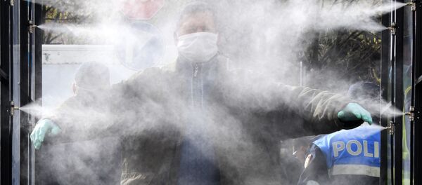 التعقيم و التطهير في إطار الإجراءات الوقائية ضد كورونا في ألبانيا، أبريل 2020 - سبوتنيك عربي