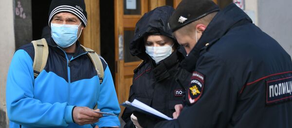 التحقق من تطبيق نظام تصاريح المرور الرقمية والحركة في إطار الإجراءات الوقائية  ضد كورونا في موسكو، أبريل 2020 - سبوتنيك عربي