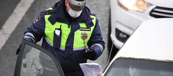 التحقق من تطبيق نظام تصاريح المرور الرقمية والحركة في إطار الإجراءات الوقائية  ضد كورونا في موسكو، أبريل 2020 - سبوتنيك عربي