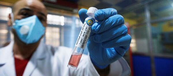 طبيب عراقي يعرض مكون اختبار محلي لمرض فيروس كورونا أنتجته مجموعة من الباحثين من جامعة البصرة  - سبوتنيك عربي