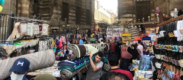 أسواق القاهرة تعاني من الركود بسبب حظر التجول المفروض في إطار خطة الدولة لمواجهة تفشي فيروس كورونا - سبوتنيك عربي