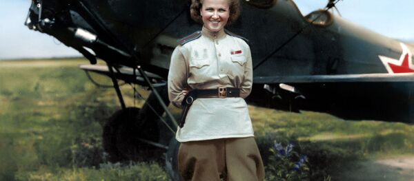 ناديجدا فاسيليفينا بوبوفا (ناديا بوبوفا)، الطيارة السوفيتية التيكانت تشارك في الغارات الليلية ضد العدو النازي خلال الحرب الوطنية. أسقطت أكثر من 23 ألف قنبلة في أكثر من 30 ألف مهمة ضد العدو. بعد الحرب، بقيت بوبوفا في مجال الطيران وحصلت رتبة العقيد، ونالت لقب بطل الاتحاد السوفيتي ووسام النجمة الذهبية، ووسام لينين، ووسام النجمة الحمراء (ثلاث مرات). ناديجدا فاسيليفينا بوبوفا (ناديا بوبوفا)، الطيارة السوفيتية التيكانت تشارك في الغارات الليلية ضد العدو النازي خلال الحرب الوطنية. أسقطت أكثر من 23 ألف قنبلة في أكثر من 30 ألف مهمة ضد العدو. بعد الحرب، بقيت بوبوفا في مجال الطيران وحصلت رتبة العقيد، ونالت لقب بطل الاتحاد السوفيتي ووسام النجمة الذهبية، ووسام لينين، ووسام النجمة الحمراء (ثلاث مرات). - سبوتنيك عربي