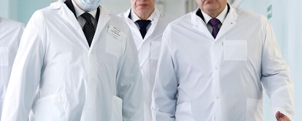 من اليسار سيرغي فرولوف كبير الأطباء في مستشفى كورغان للطوارئ ووزير الصحة ميخائيل موراشكو ورئيس الوزراء الروسي ميخائيل ميشوستين يزوران مستشفى كورغان للطوارئ في كورغان في روسيا - سبوتنيك عربي