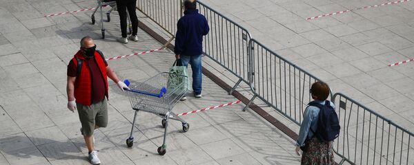 أشخاص يتبعون قواعد التباعد الاجتماعي وهم يصطفون خارج سوبرماركت تيسكو في كنسينغتون في لندن مع استمرار انتشار مرض فيروس كورونا أشخاص يتبعون قواعد التباعد الاجتماعي وهم يصطفون خارج سوبرماركت تيسكو في كنسينغتون في لندن مع استمرار انتشار مرض فيروس كورونا - سبوتنيك عربي