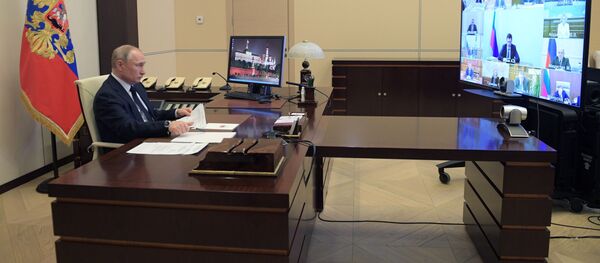 الرئيس الروسي فلاديمير بوتين يعقد اجتماعا مع أعضاء الحكومة الروسية على الإنترنت في مقر إقامته في نوفو- أوغاريوف خارج موسكو، روسيا 15 أبريل 2020 - سبوتنيك عربي