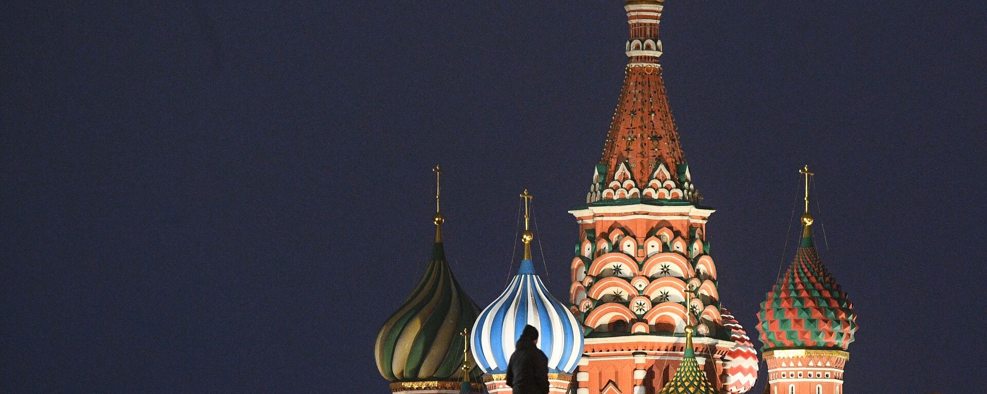 رجل يرتدي كمامة طبية يمر على الساحة الحمراء في موسكو في 15 أبريل 2020، في إطار الاجراءات الوقائية لمنع انتشار فيروس كورونا (اوفيد-19) في روسيا - سبوتنيك عربي, 1920, 15.09.2025